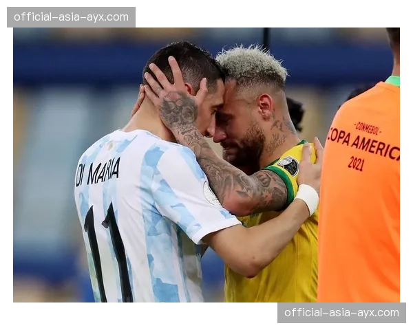 特写镜头：维尼修斯突破后痛苦倒地，队医紧急入场处理